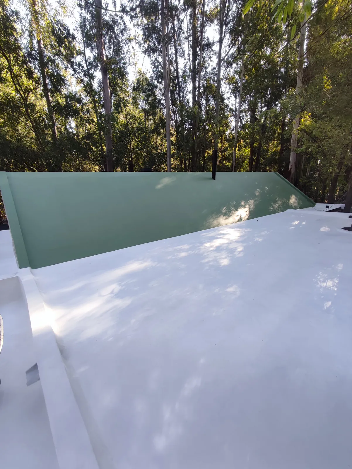 Otra vista del mismo techo con membrana blanca.