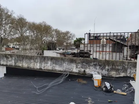 Techo de chapa en obra, con materiales.