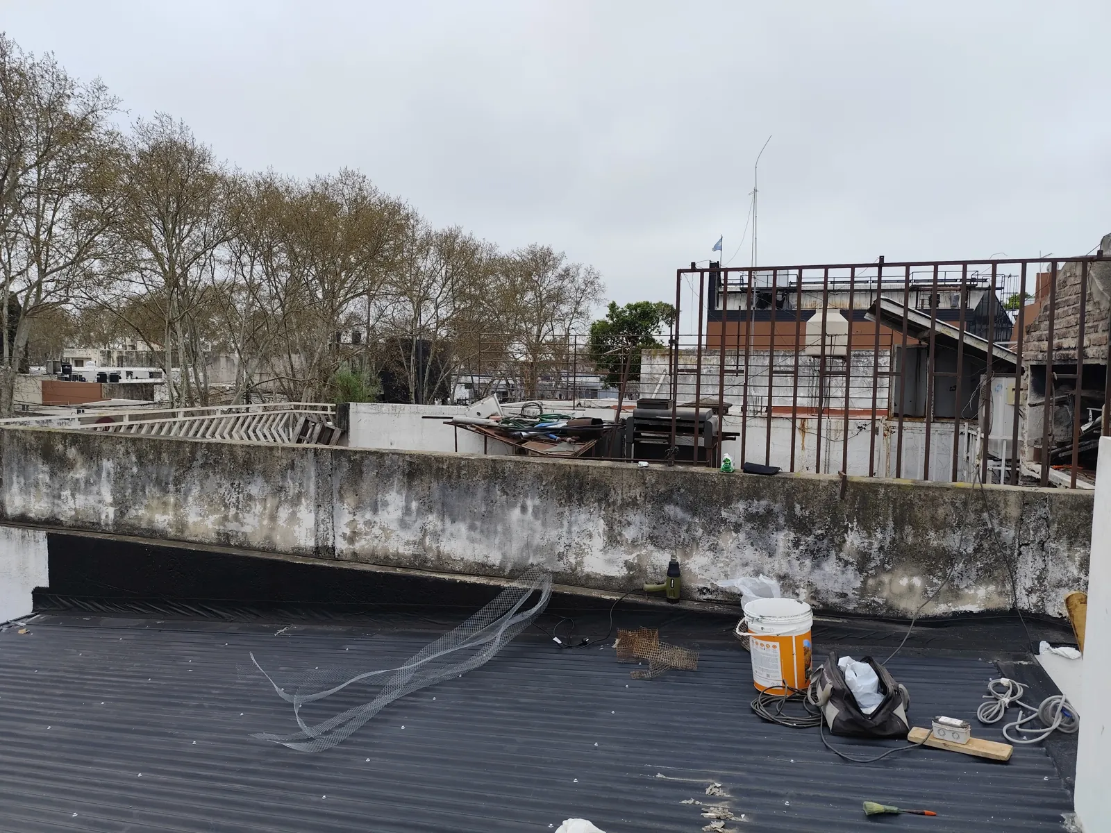 Techo de chapa en obra, con materiales.