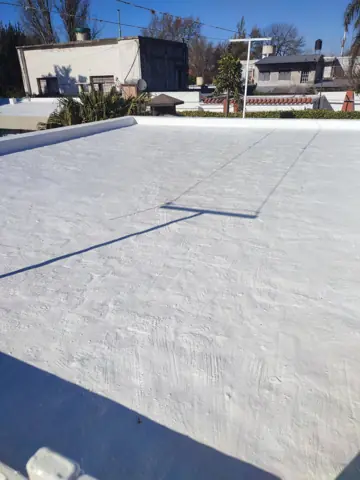 Techo plano con membrana líquida blanca.