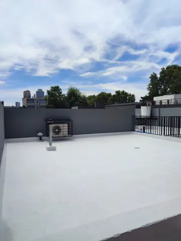 Terraza terminada con membrana blanca.