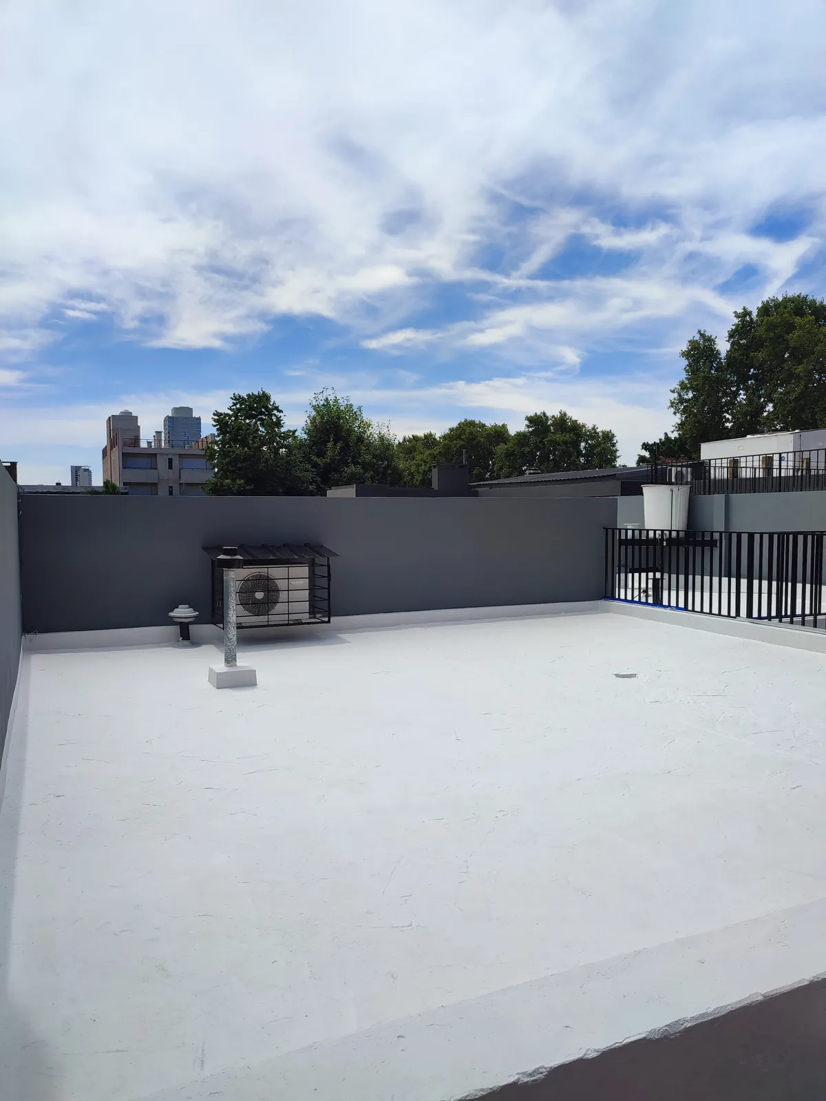 Terraza terminada con membrana blanca.