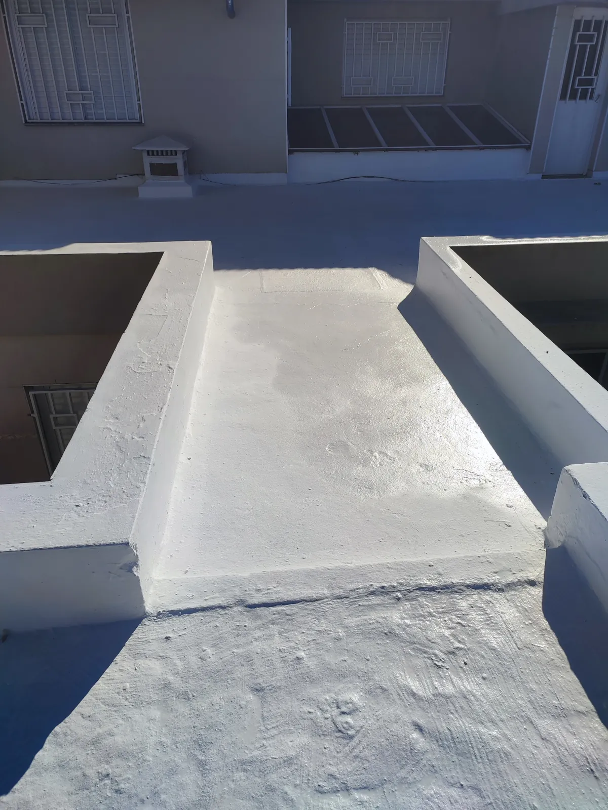 Terraza con membrana blanca en la zona de canaleta.