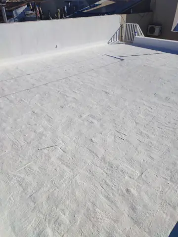 Terraza con membrana blanca recién aplicada.