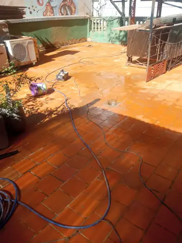 Terraza con baldosas gastadas.