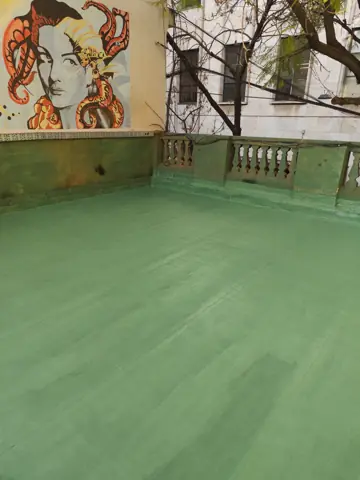 La misma terraza terminada con membrana verde.
