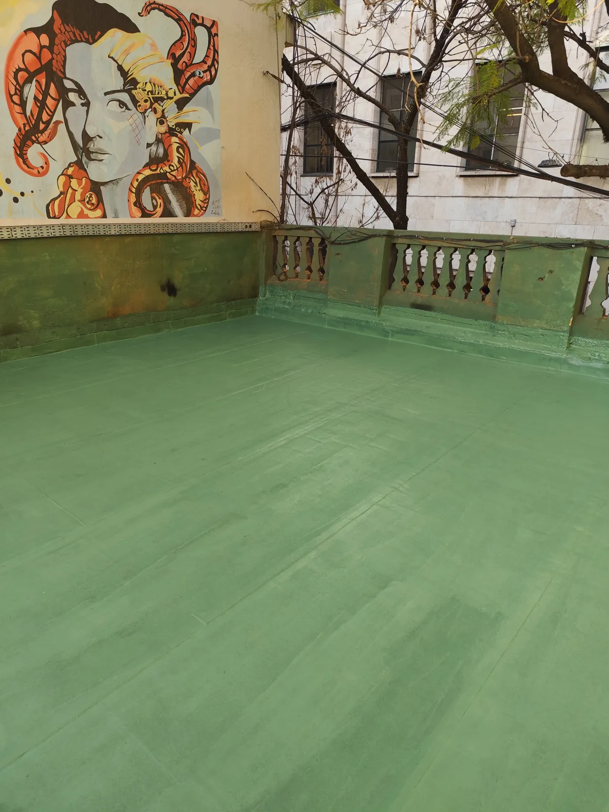 La misma terraza terminada con membrana verde.