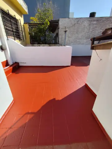 Terraza terminada en color rojo.