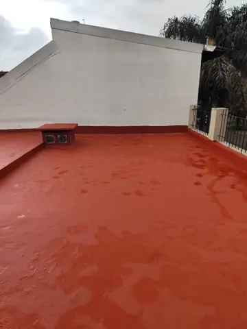 Terraza con membrana roja terminada.
