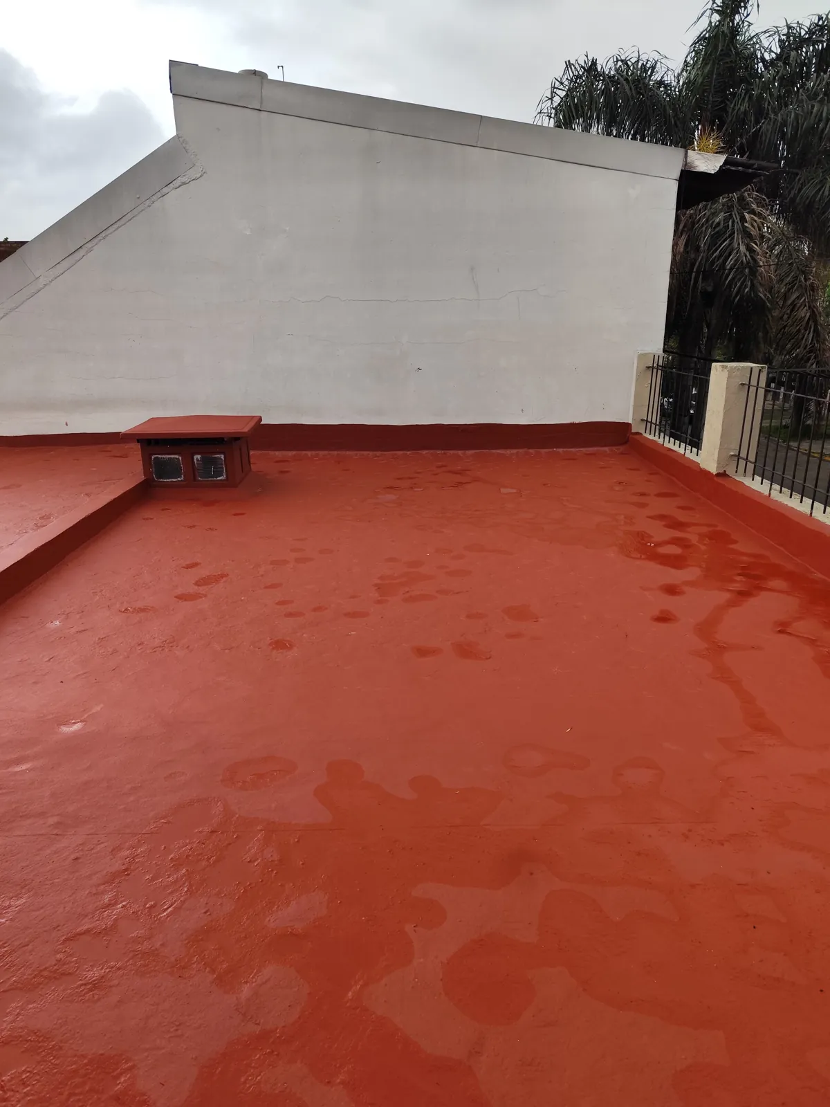 Terraza con membrana roja terminada.