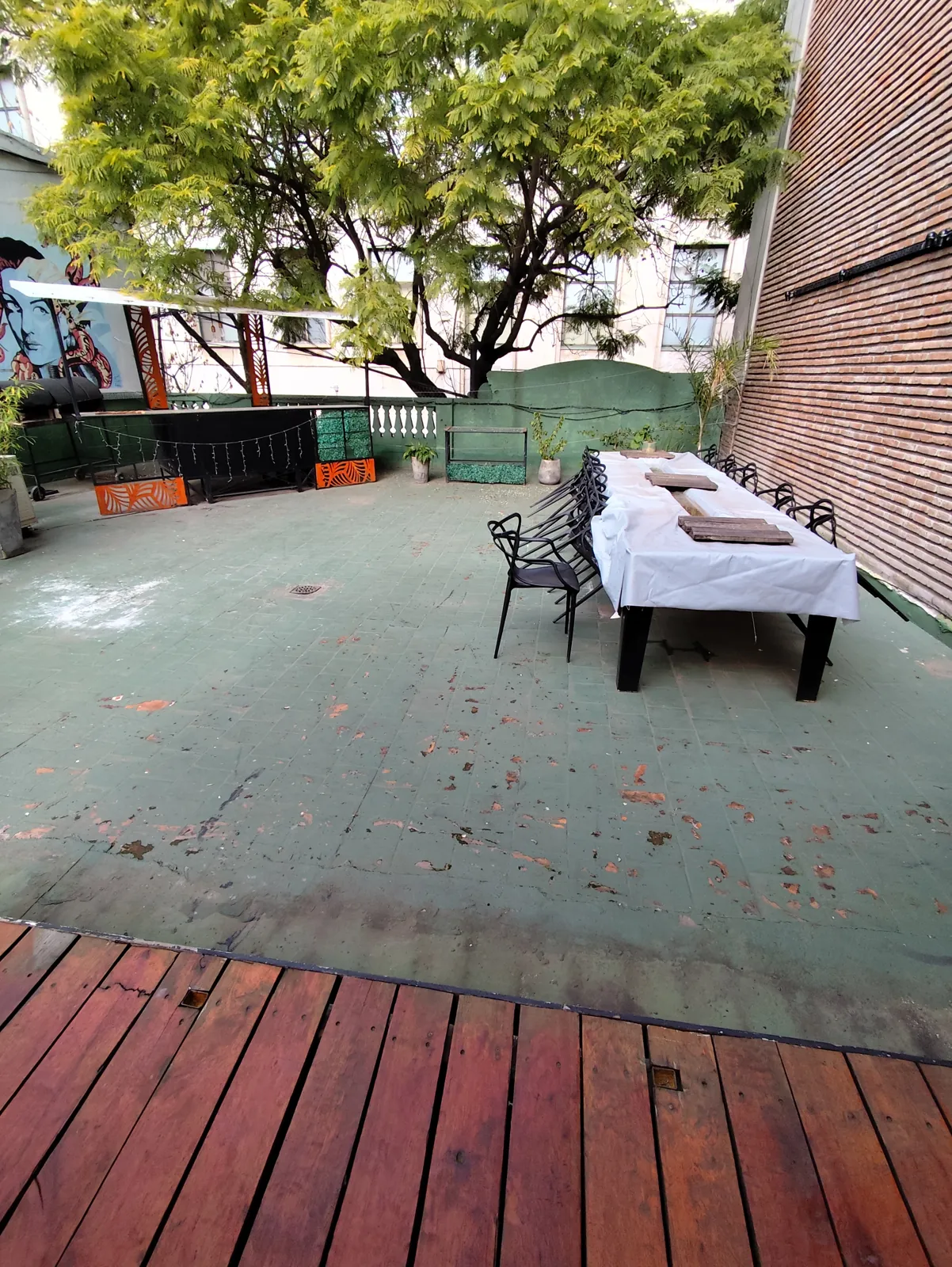 Terraza con membrana verde y deck de madera.