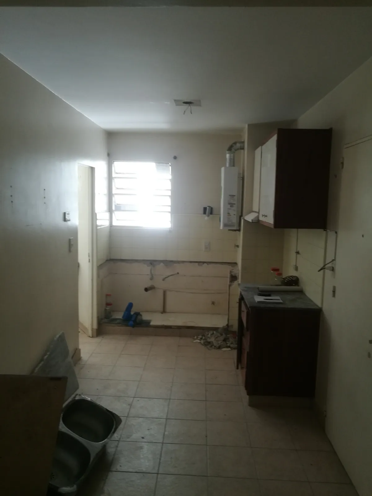 Cocina en obra, sin pintar.