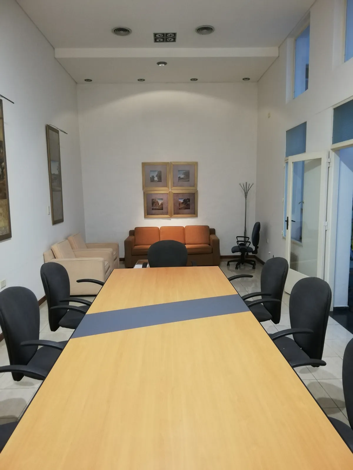 Otra vista de la sala de reuniones pintada.
