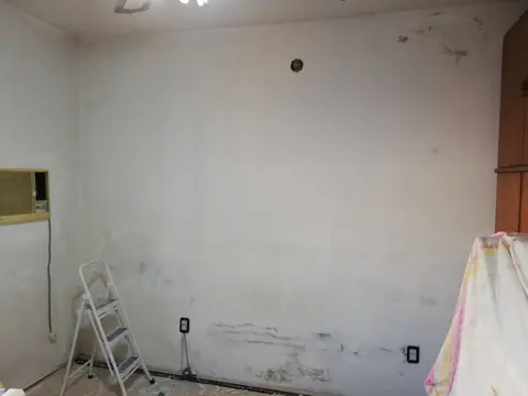 Pared con manchas de humedad.