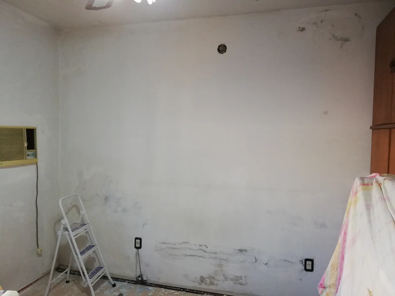 Pared con manchas de humedad.