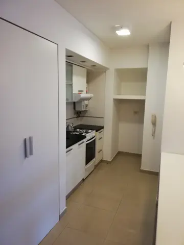 Otra vista de la cocina blanca terminada.