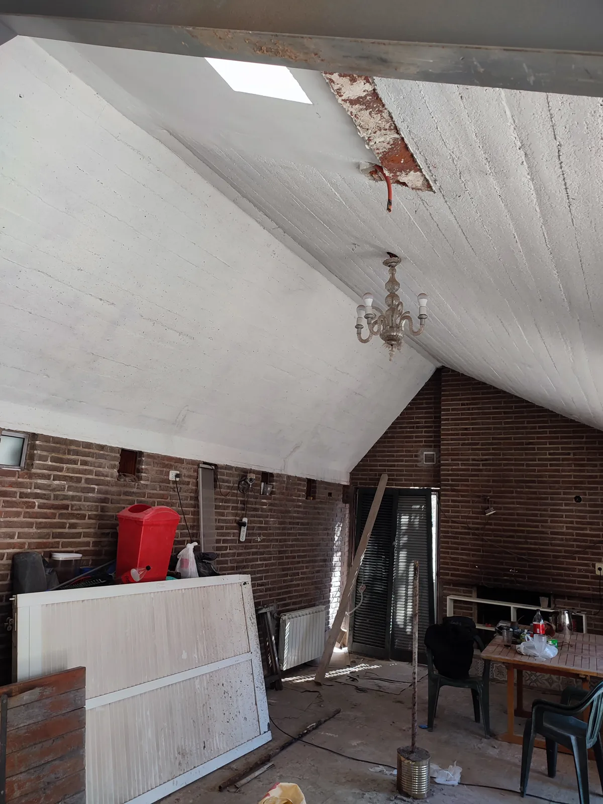 Salón con techo a dos aguas en obra.