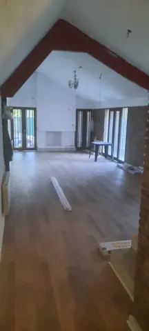 Salón con techo a dos aguas terminado.
