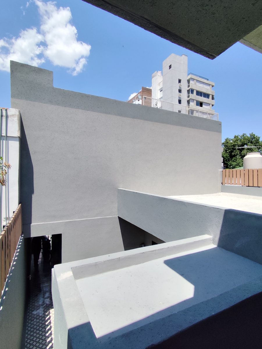 La medianera terminada y pintada de gris.