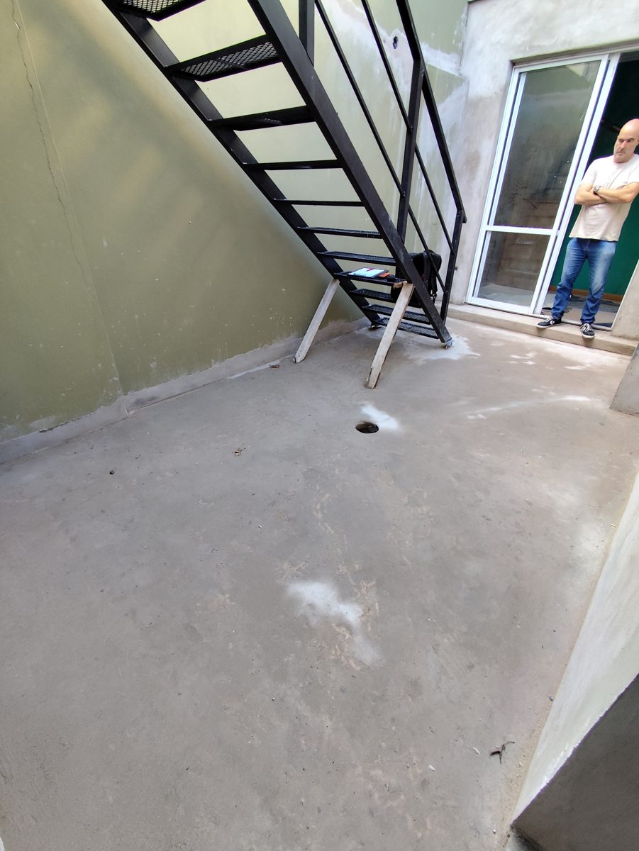 Reforma de patio: colocación de piso y revestimiento de paredes (antes).