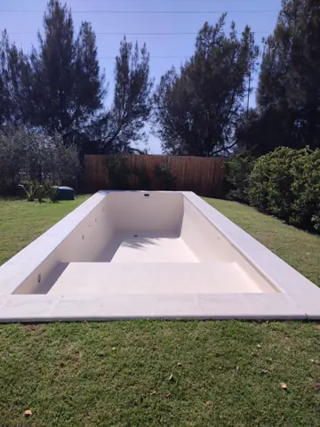 La misma pileta terminada, pintada de color claro.