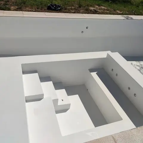 Escalones de una pileta pintados de blanco.