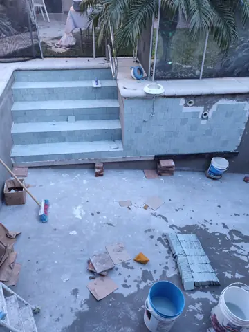 Escalones de una pileta en colocación del revestimiento.