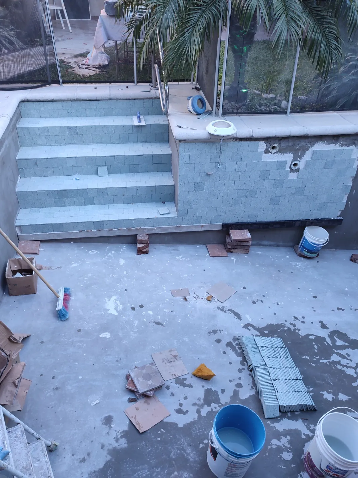 Escalones de una pileta en colocación del revestimiento.