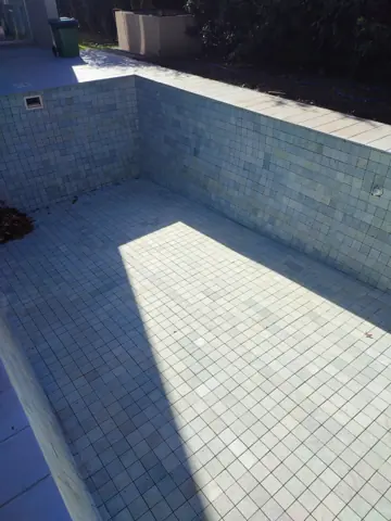 Pileta vacía revestida con venecitas.
