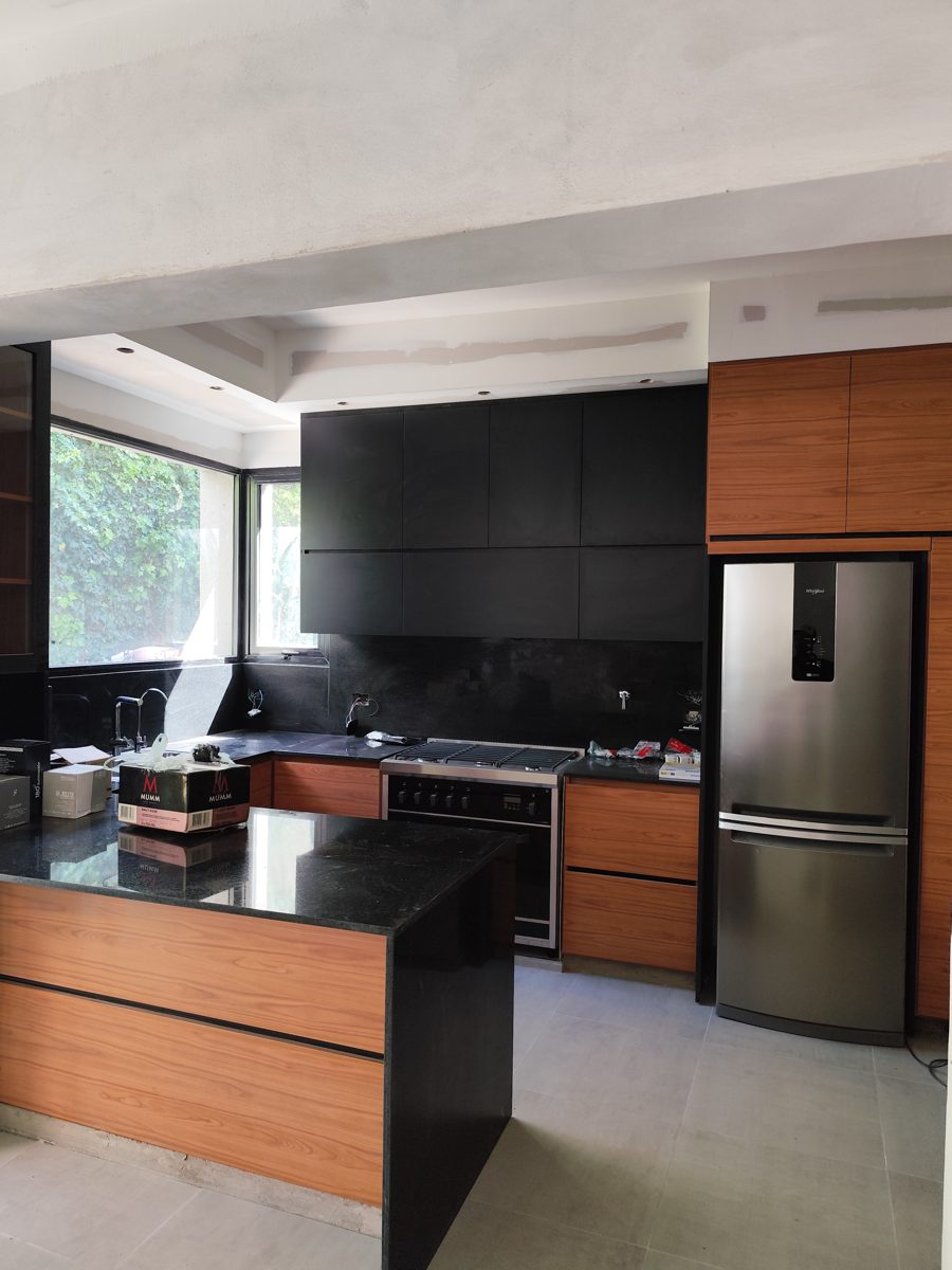 Después de la reforma del ambiente: paredes y cielorraso terminados, con la cocina ya instalada.